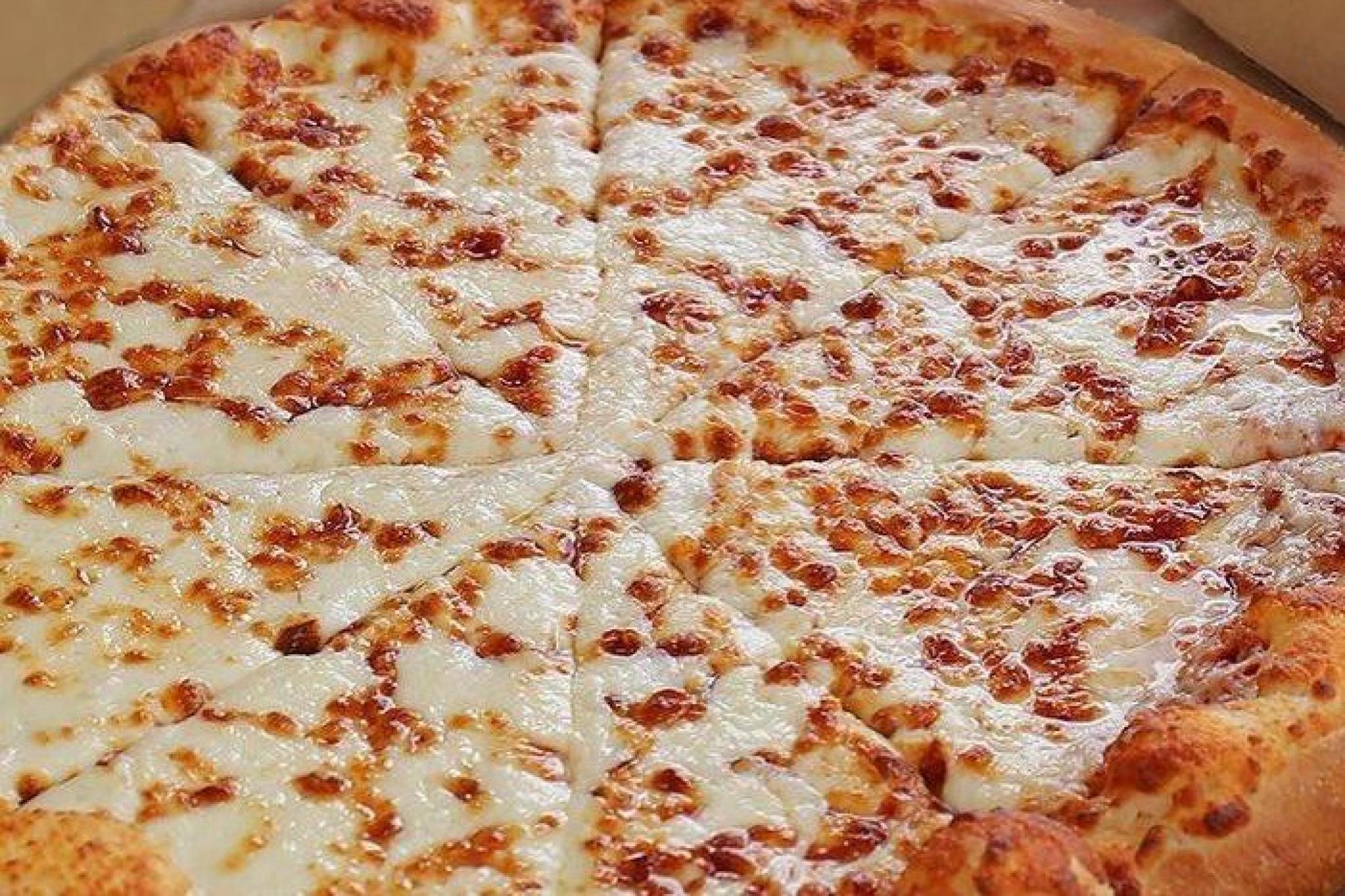 Тесто хат. Пицца хат. Пицца чиз Сарапул. Столовская пицца. Cheese pizza Hut.