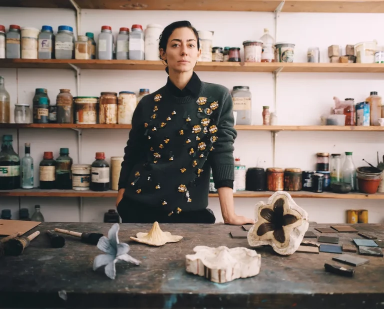 Kobieca siła i włoskie rzemiosło w nowym projekcie FENDI i Conie Vallese