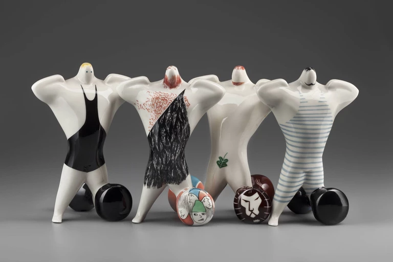 Ceramiczne pingwiny, siłacze i seksbomby - Rzeźba na meblościankę w Muzeum Rzeźby w Królikarni