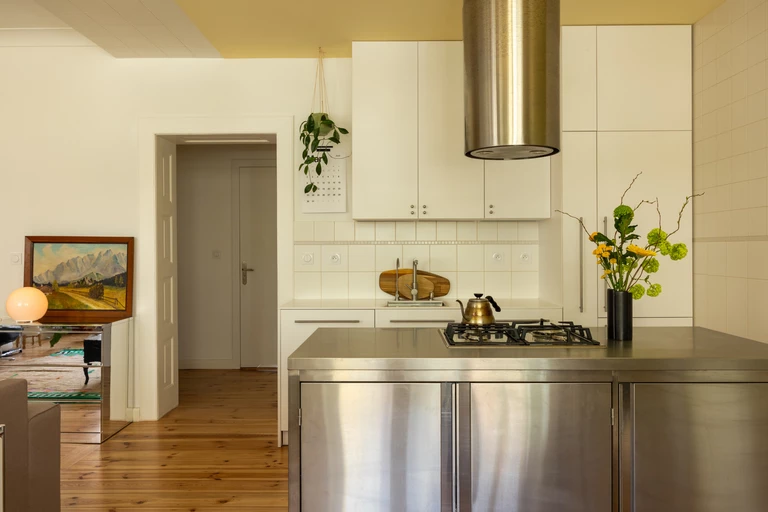 Żółte sufity w przedwojennej kamienicy. Nowe oblicze historycznego wnętrza