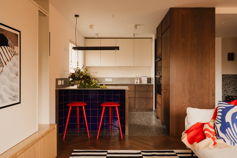 Książki, kolory i akcenty PRL-u. Mieszkanie na Czyżynach