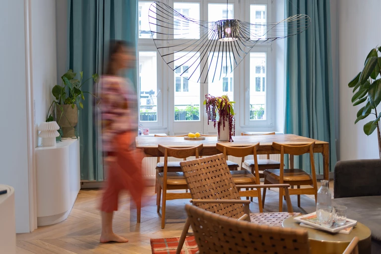 Stuletnie wnętrze w nowej, minimalistycznej odsłonie pracowni KRZY/WO