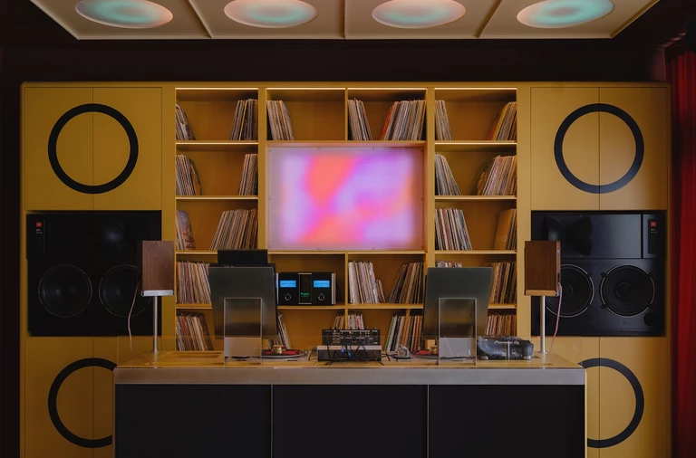 Esthetic Joys Embassy – futurystyczny bar audio w Belgradzie