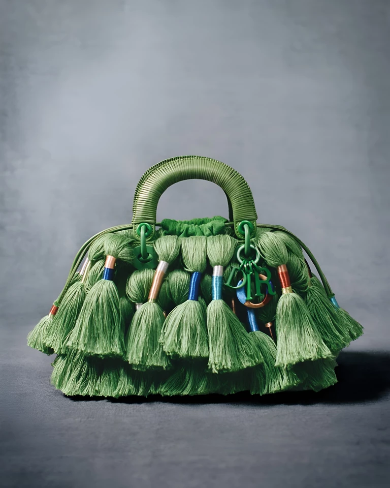 Pełna sztuki torebka Lady Dior projektu Sheili Hicks