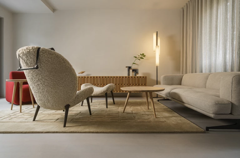 Minimalizm form, bogactwo rozwiązań. Dwupoziomowe mieszkanie na Mokotowie