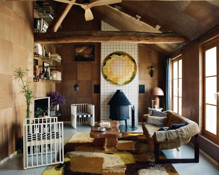 Paryż. Wyraziste mieszkanie i ikony designu w dawnej pracowni malarskiej