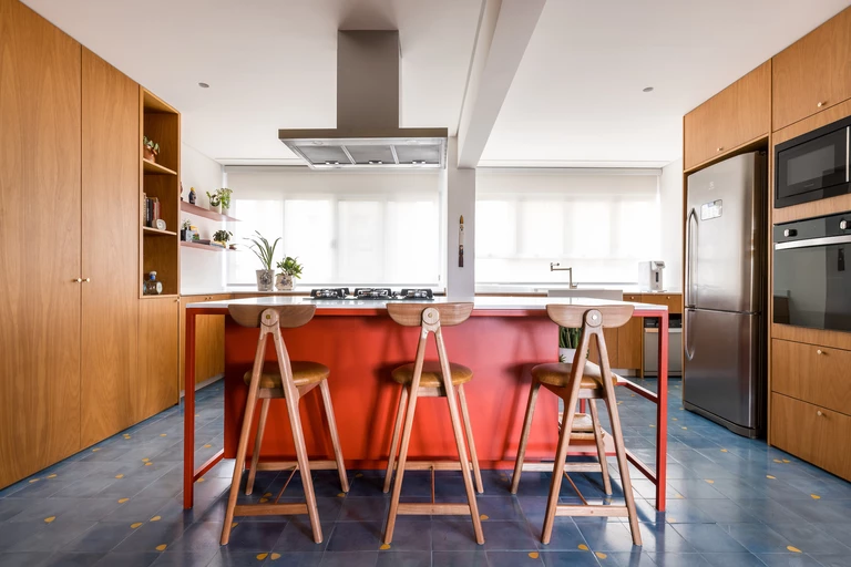 Gorąca ochra, błękit kafli i duch modernizmu. Inspiracje kolorystyczne na 150 metrach