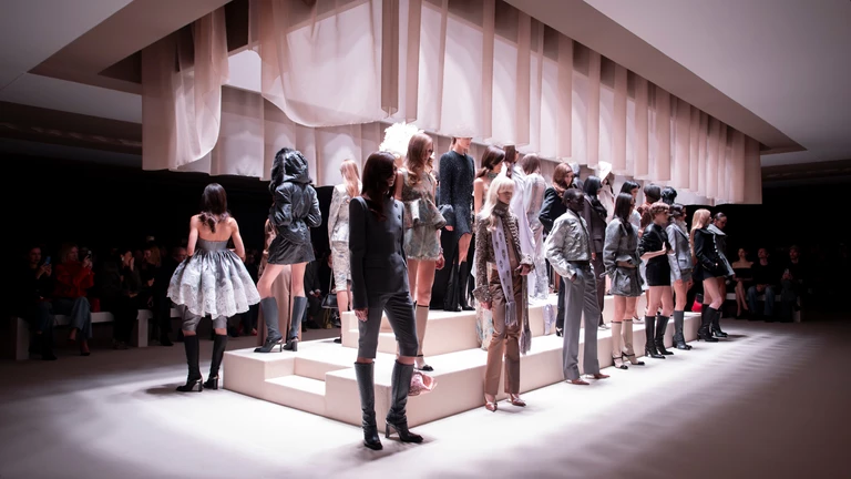 Alexander McQueen: ulotna intymność w nowej kolekcji Jesień-Zima 