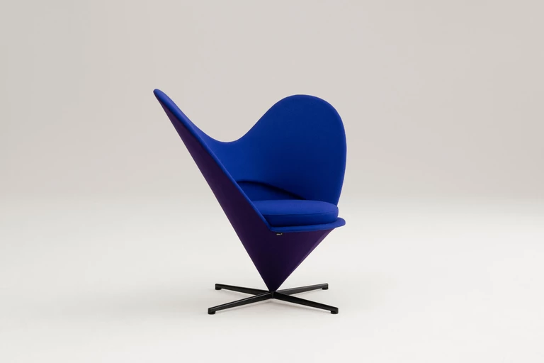 Ikona w limitowanej odsłonie. Heart Cone Chair na 100. urodziny Pantona