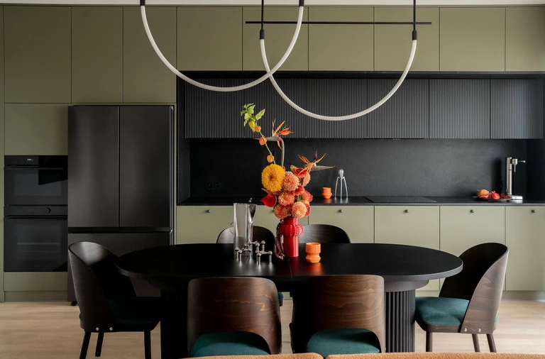 Nowoczesna elegancja w warszawskim mieszkaniu miłośników sztuki