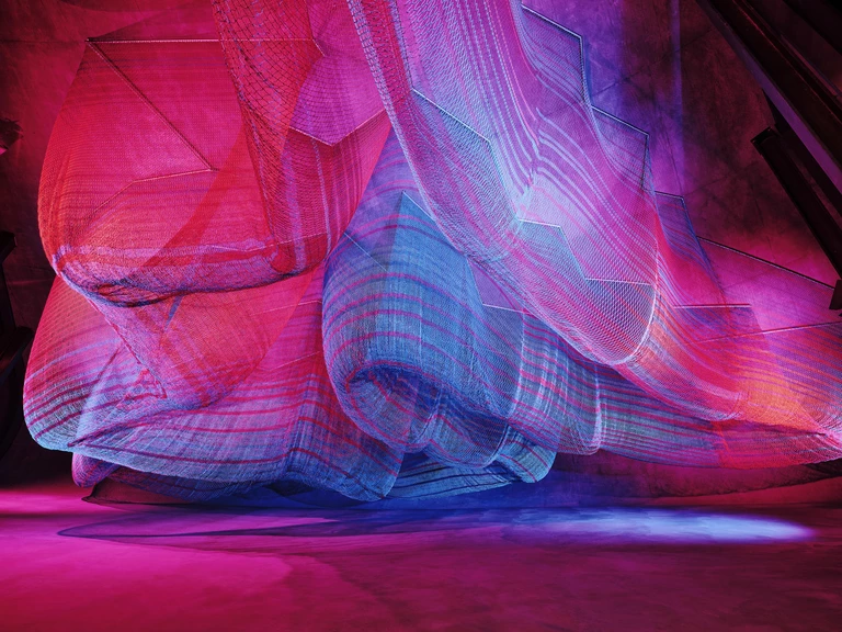 „Radical Softness”, czyli pierwsza tak obszerna wystawa Janet Echelman