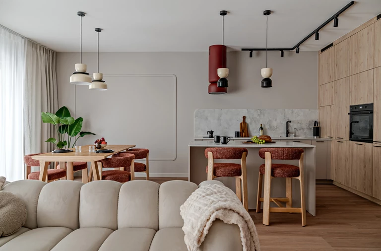 Burgund i dąb na warszawskiej Woli. Ciepły minimalizm od Deer Design