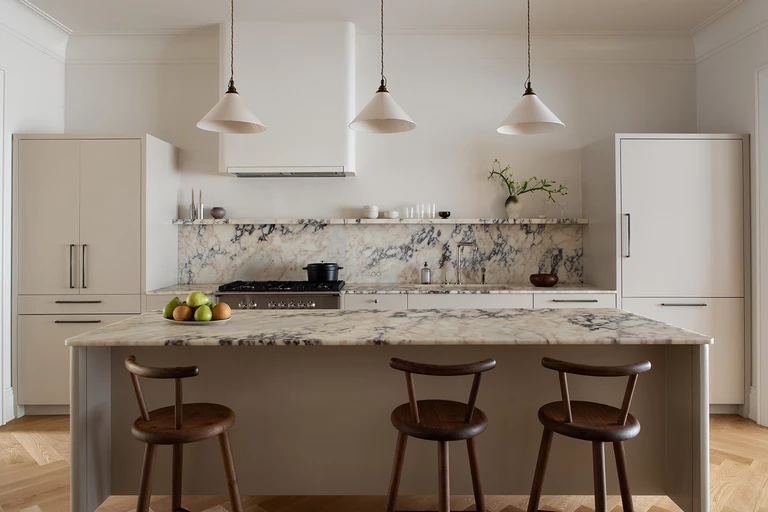 Z jednego – dwa. Sprytna przebudowa nowojorskiej szeregówki