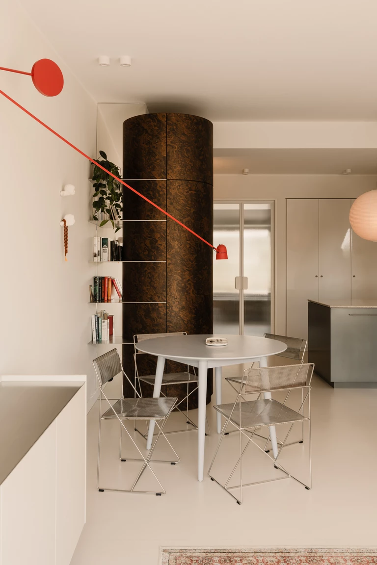 Skomplikowana geometria skosów i lustrzane iluzje w krakowskim mieszkaniu od One Desk