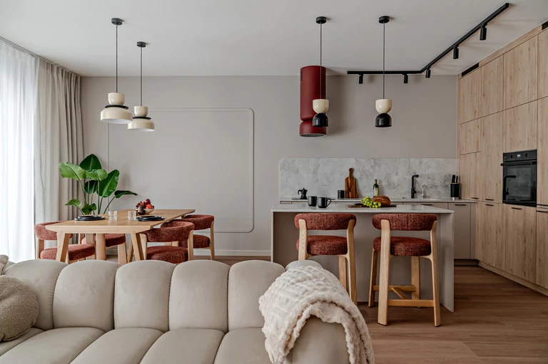 Burgund i dąb na warszawskiej Woli. Ciepły minimalizm od Deer Design