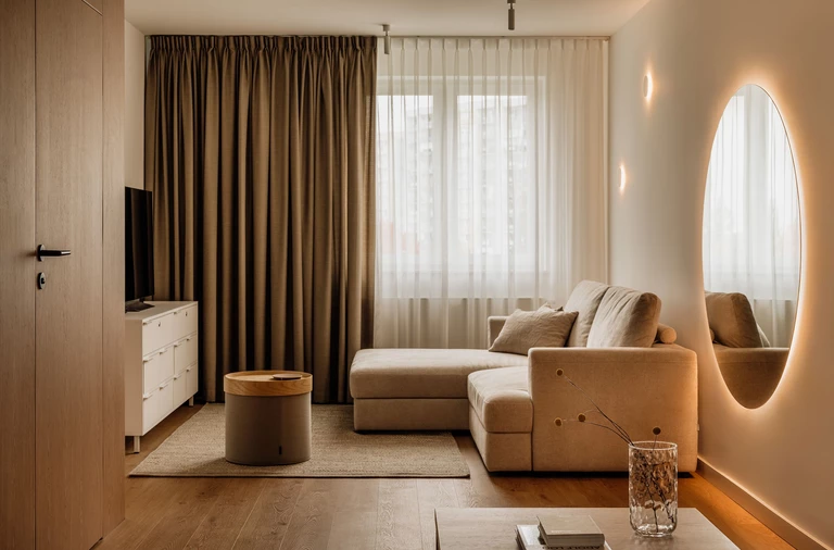 Drewniana harmonia. Nowe życie mieszkania z przełomu milenium