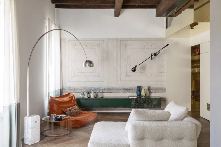 Mosiądz, marmur i historia. Dom projektu Punto Zero 