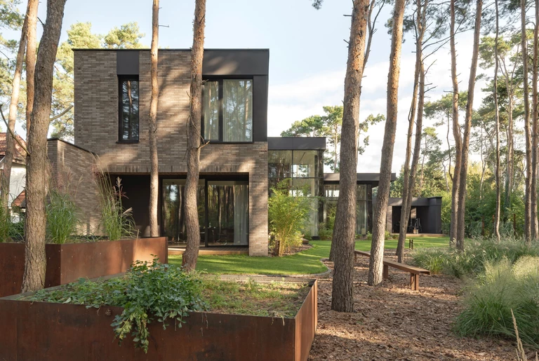 Dom wśród drzew: kaskadowy pawilon w poznańskim lesie