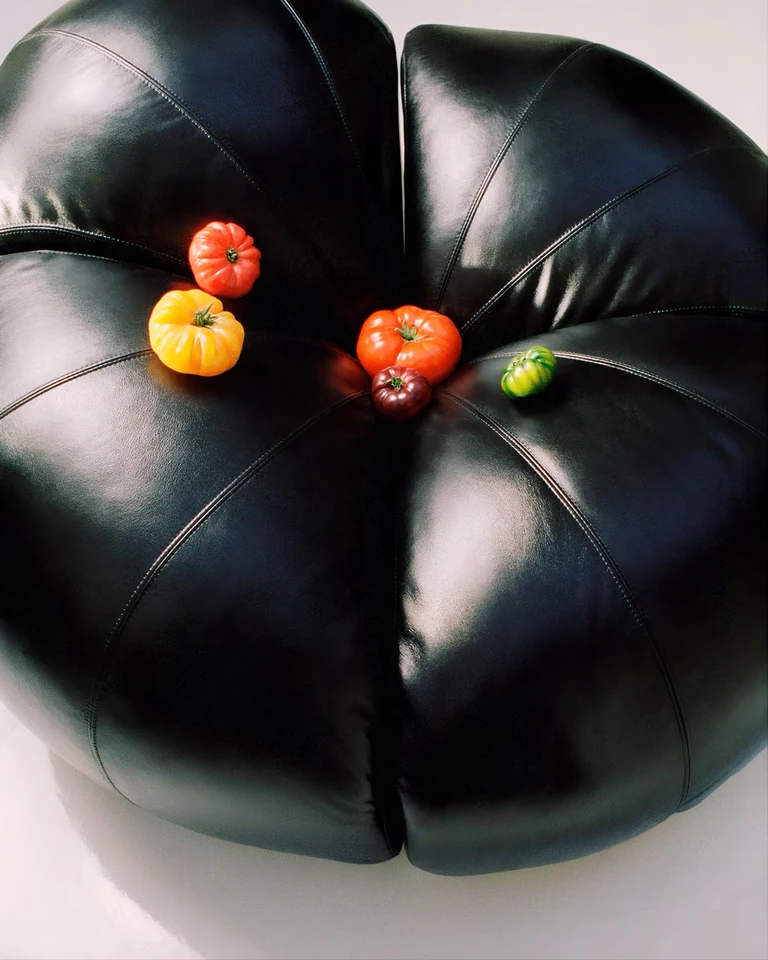 Chloé i Poltronova odświeżają pomidorowy fotel