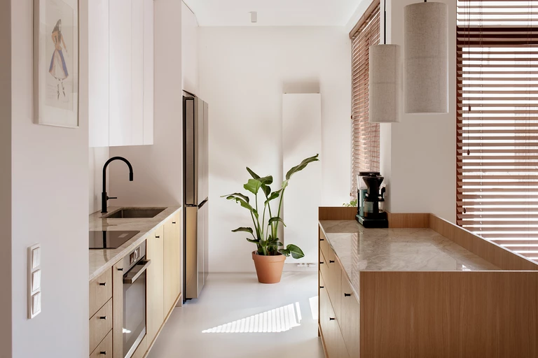 Jak zaprojektować ponadczasowe mieszkanie? Prostota i naturalne materiały od Schudy Studio