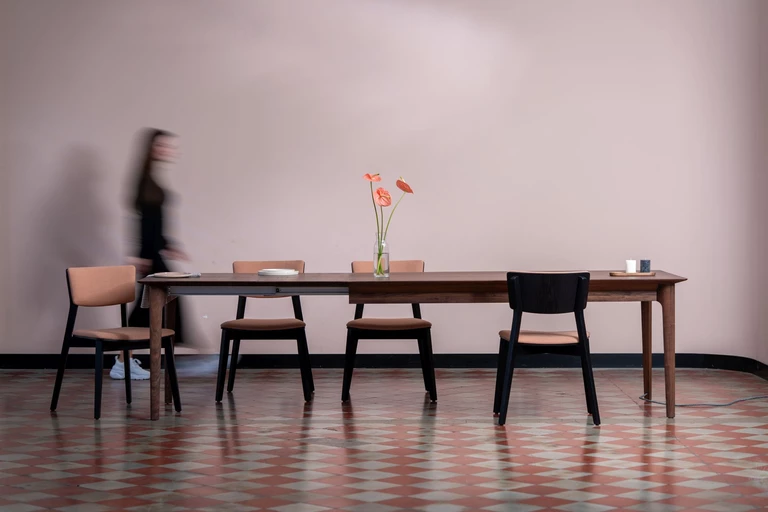 Projekt niesezonowy: lite drewno w stołach MOTE