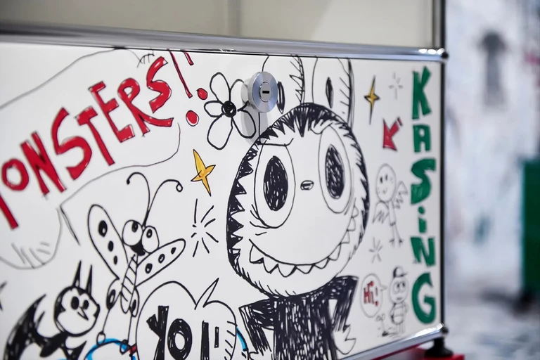 Labubu na kultowym USM Haller