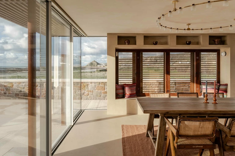 Ucieczka z Londynu nad ocean. Dom z wiatru, piasku i kamienia