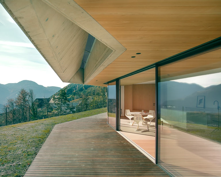 Dom ukryty w zboczu góry