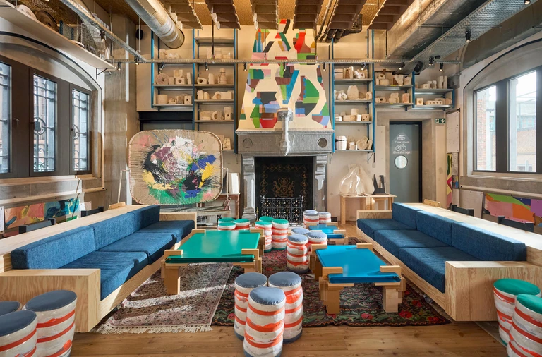 W dawnych koszarach wojskowych powstał hotel pełen sztuki i rzemiosła