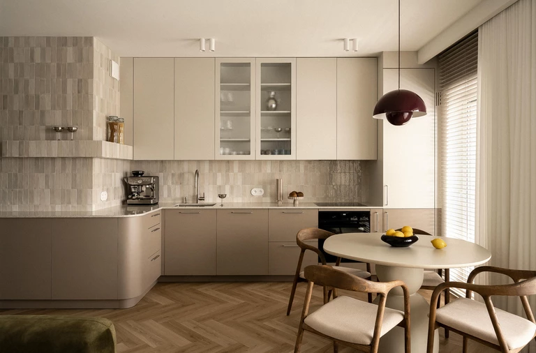 Mały metraż, wiele funkcji. Mieszkanie dla singielki w warszawskim bloku