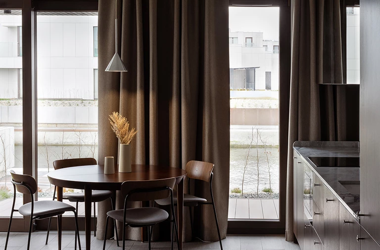 Elegancja jachtu i sprytne rozwiązania na małym metrażu. Apartament w Gdańsku