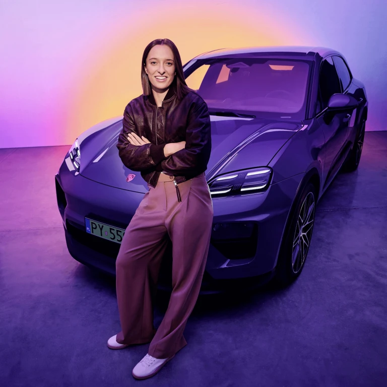 „Bądź zmianą, pozostań sobą” – Iga Świątek w kampanii nowego elektrycznego Porsche Macan 