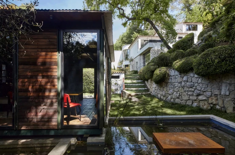 Nocleg w demontowalnym domu Jeana Prouvé