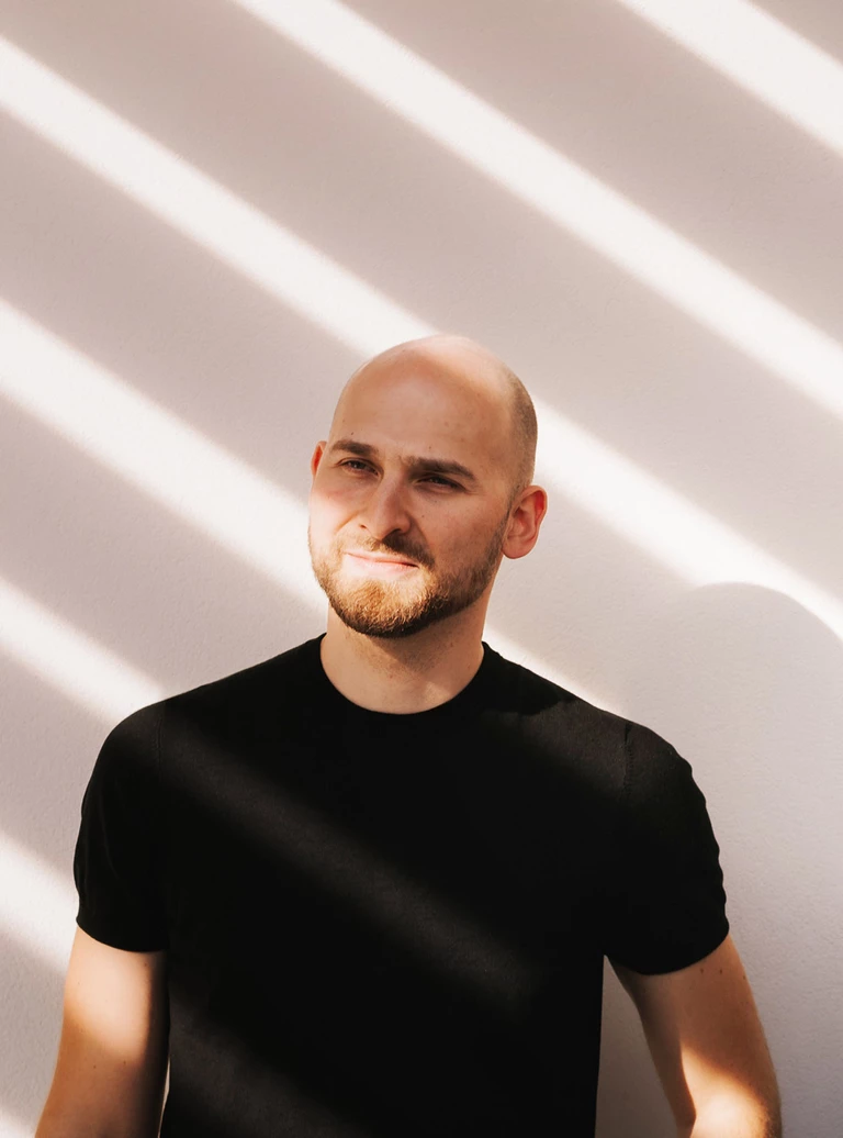 „Odwaga to działanie pomimo niepewności”. Rozmawiamy z Wojtkiem Nowakiem o świadomym projektowaniu w gastronomii