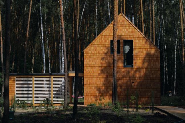 Patoki. Dom i las. – przytulna i nowoczesna stodoła w środku lasu