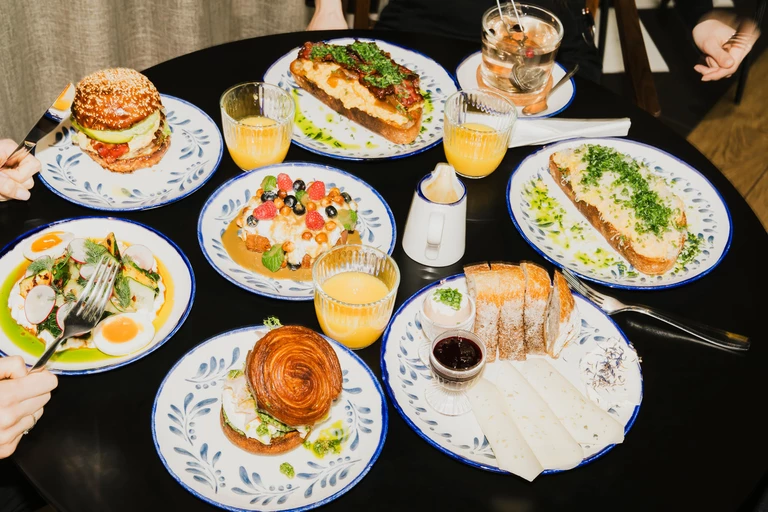 Gdzie zjeść śniadanie we Wrocławiu? Od chałki po francuski omlet