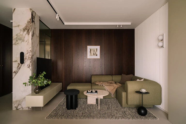 Mikrocement i drewno w roli głównej. Odwiedzamy 60-metrowy apartament w Białymstoku