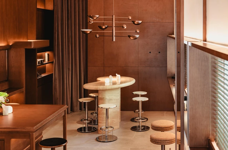 Koktajl bar z Hongkongu jak domowy salon