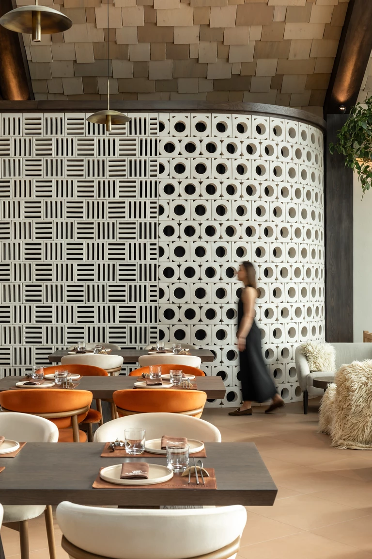 450 metrów gontu i jeden pavuk: restauracja Prykirne w Karpatach