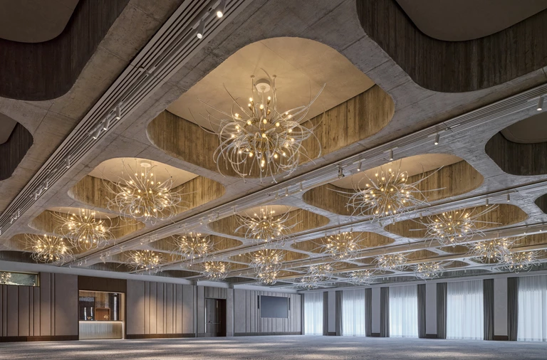 Brutalizm złagodzony. Praska ikona w nowej odsłonie