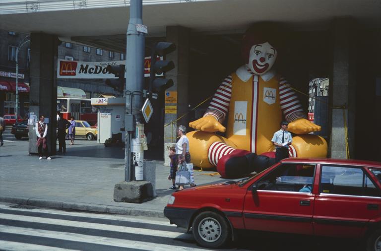 Błysk, mat, kolor. Fotografia i Warszawa lat 90. – wystawa w Muzeum Warszawy