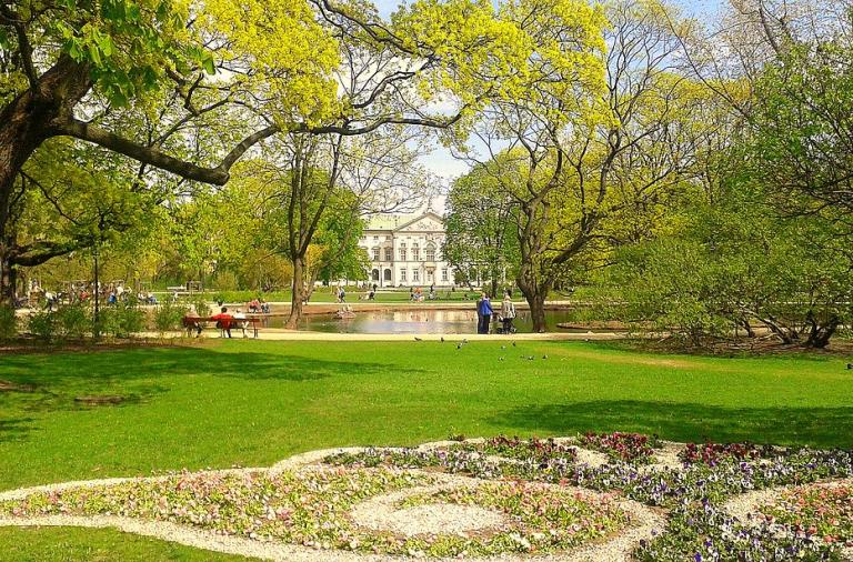 Ogród Krasińskich w Warszawie z widokiem na pałac — gdzie piknikować w stolicy?