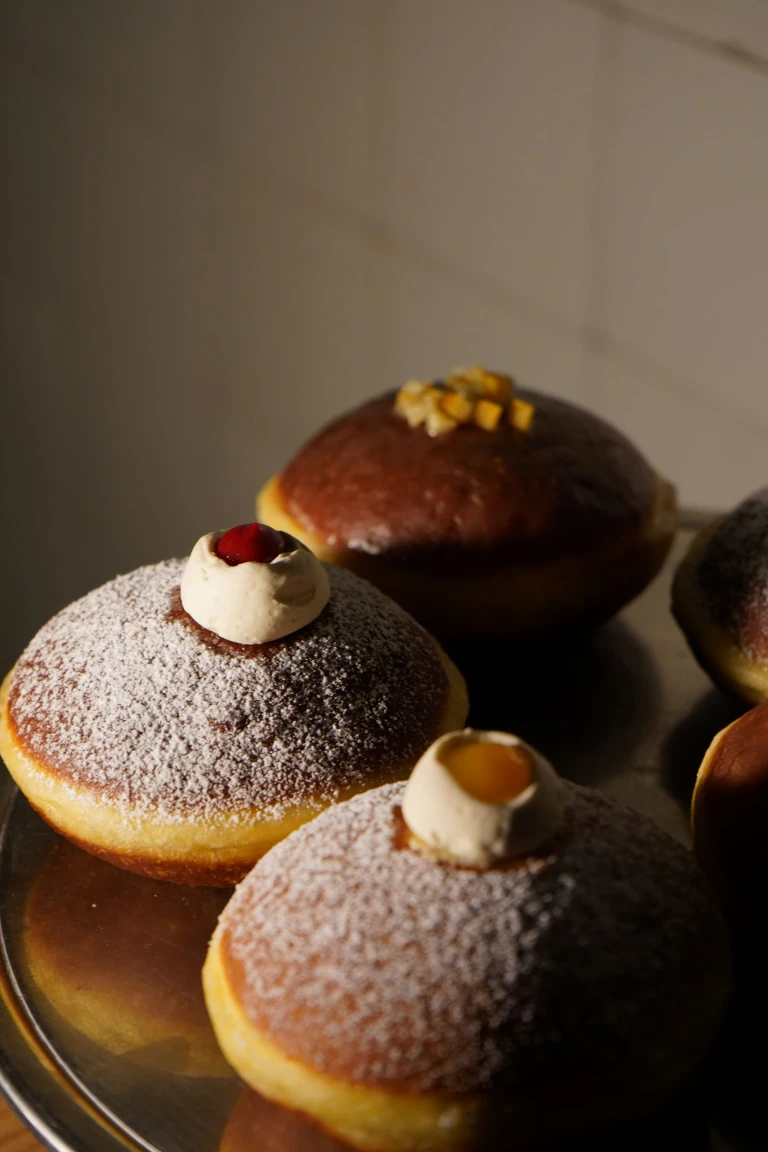 Warszawskie pączki w trzech przymiotnikach. Tropem najlepszych wypieków w stolicy.