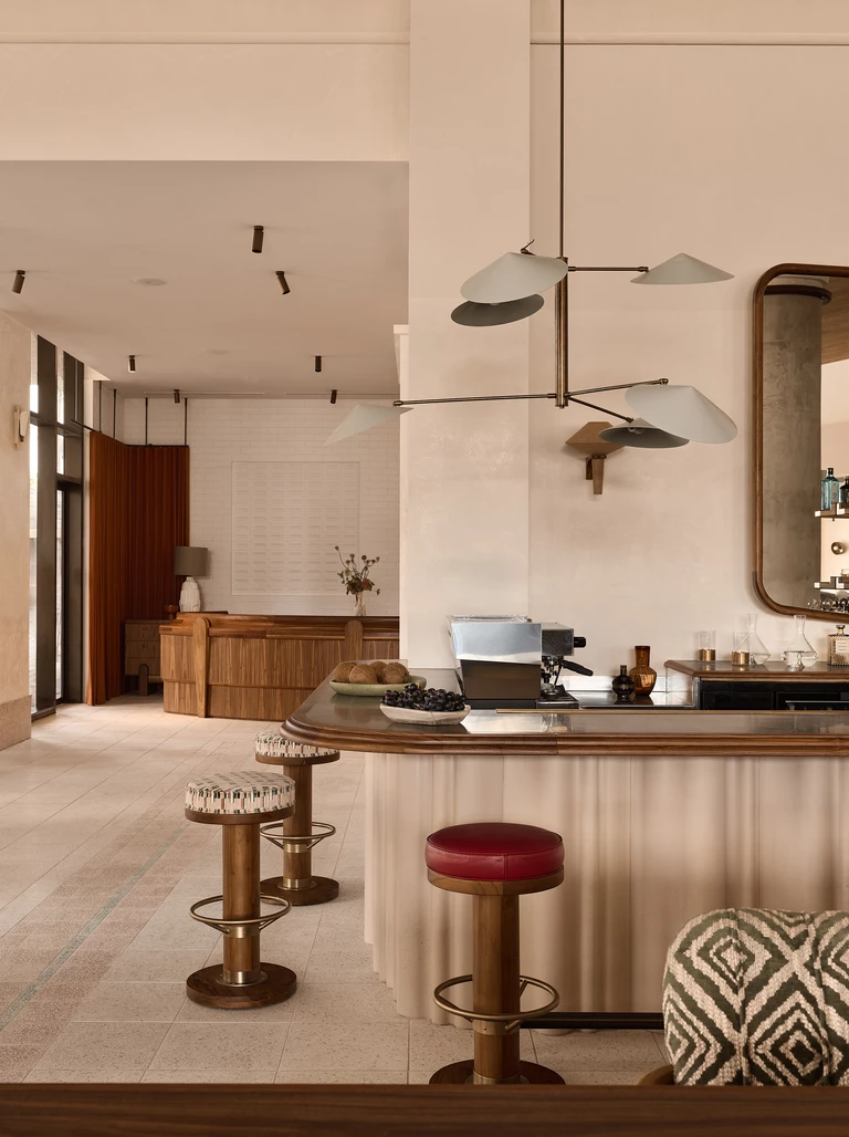 Wnętrza wyrzeźbione wiatrem i oceanem. Mondrian Gold Coast od Alexander&CO