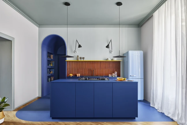 Błękitna rapsodia. Kolorowa metamorfoza mieszkania w Mediolanie