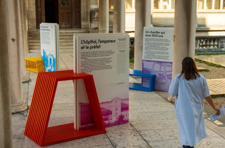 Kolorowe instalacje Izabeli Bołoz na dziedzińcu paryskiego szpitala Hôtel-Dieu