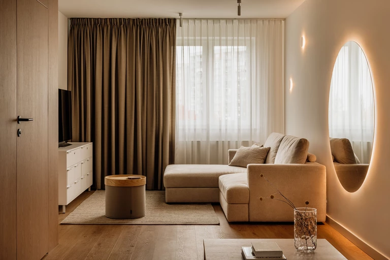 Drewniana harmonia. Nowe życie mieszkania z przełomu milenium