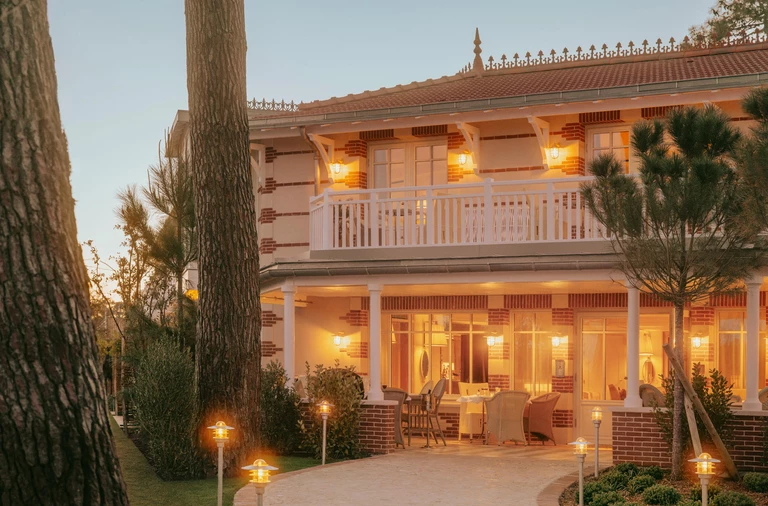 We francuskim kurorcie otwarto nostalgiczny hotel projektu Philippe’a Starcka