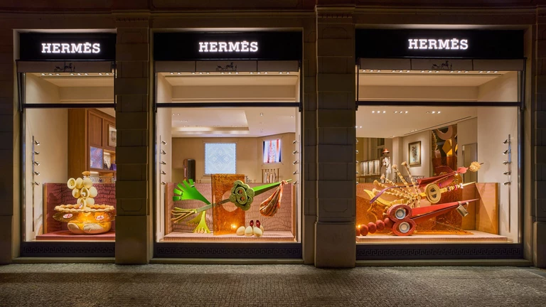 Hermès w Warszawie i Pradze ma nowe witryny. Za projektem stoją NOKE Architects i Ola Niepsuj, współtwórcy marki LUDISM.