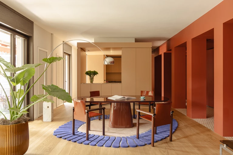 Mieszkanie wzdłuż kolorowej osi: dwie funkcje w jednej przestrzeni